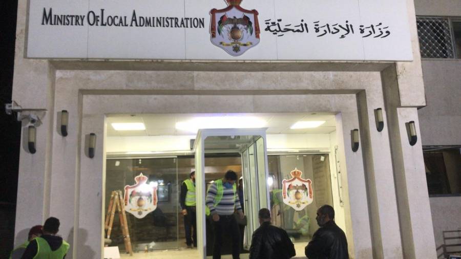 بلدية الزرقاء تقوم بتركيب غرفتين تعقيم رذاذي داخل مبنى رئاسة الوزراء ووزارة الادارة المحلية