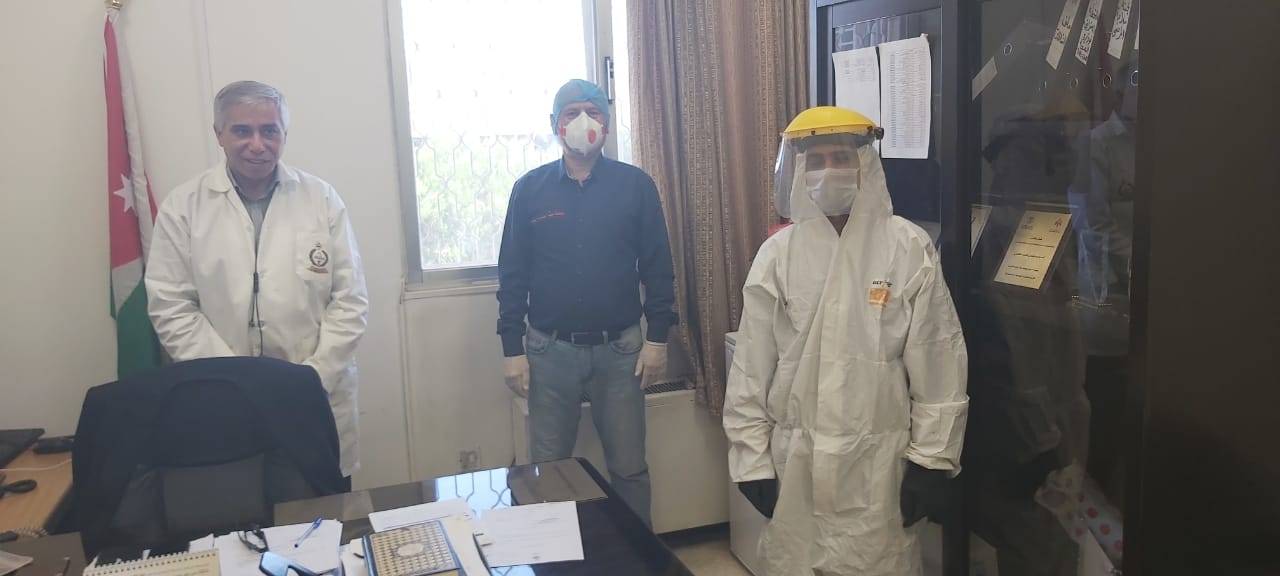 الشركة الاردنية السويدية تقوم بتعقيم مستشفى النديم الحكومي .. صور وفيديو