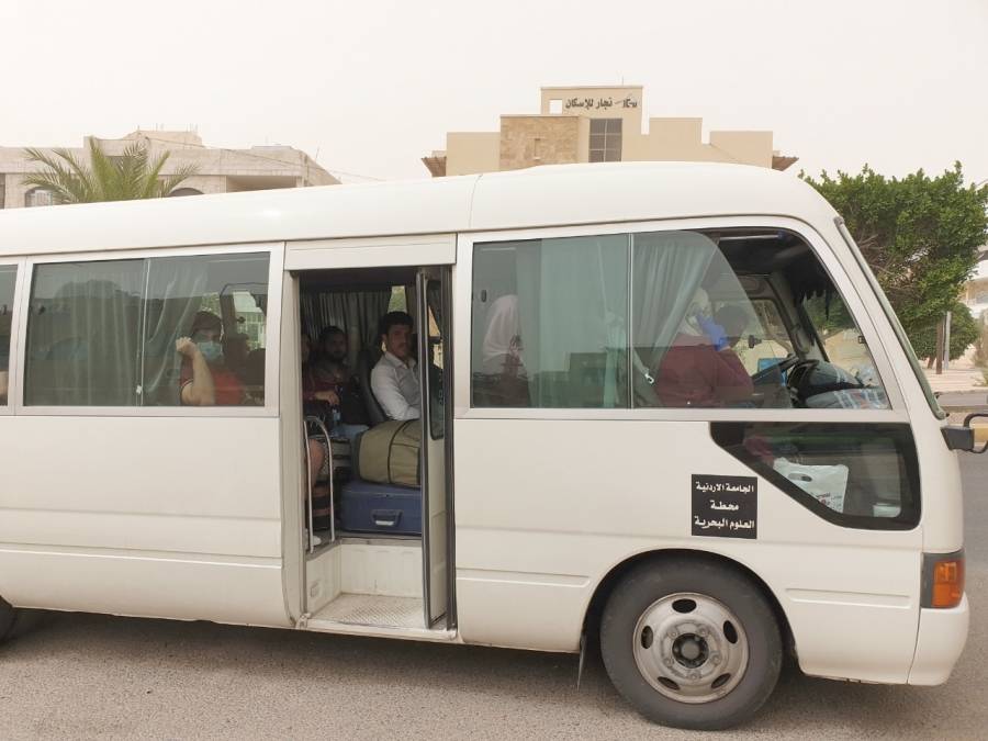اردنية العقبة تبادر لنقل طلبتها العالقين في العقبة الى محافظاتهم