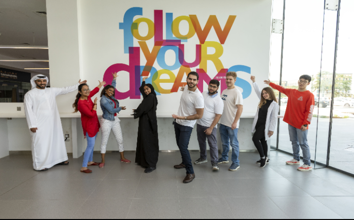 جامعة عجمان تتوسع بنظام المنح الدراسیة للطلبة والخریجین