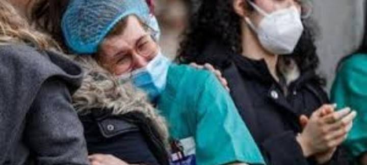 بريطانيا.. ثلث الكادر الطبي المتعامل مع كورونا أصيب به