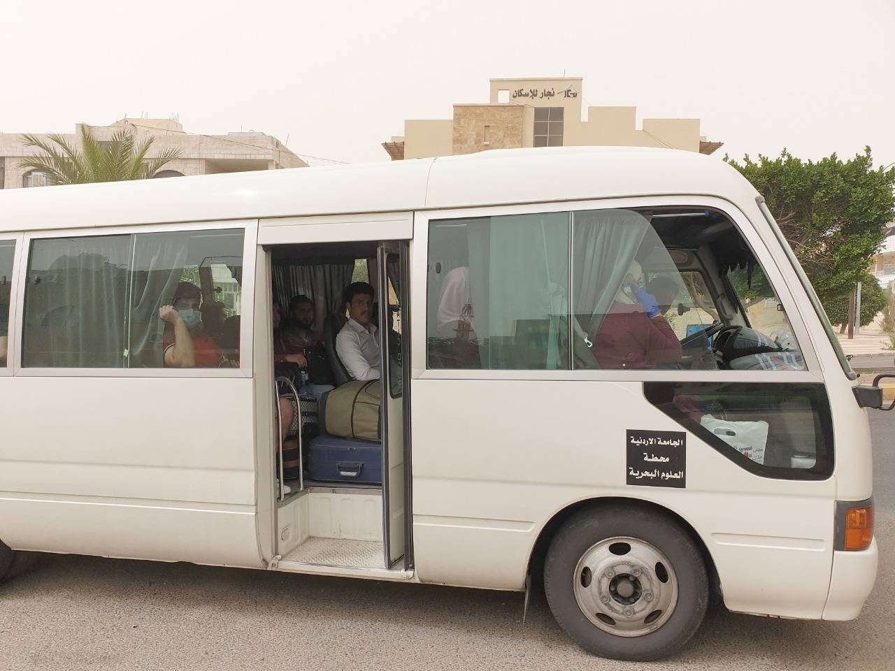 اردنية العقبة تبادر لنقل طلبتها العالقين في العقبة الى محافظاتهم