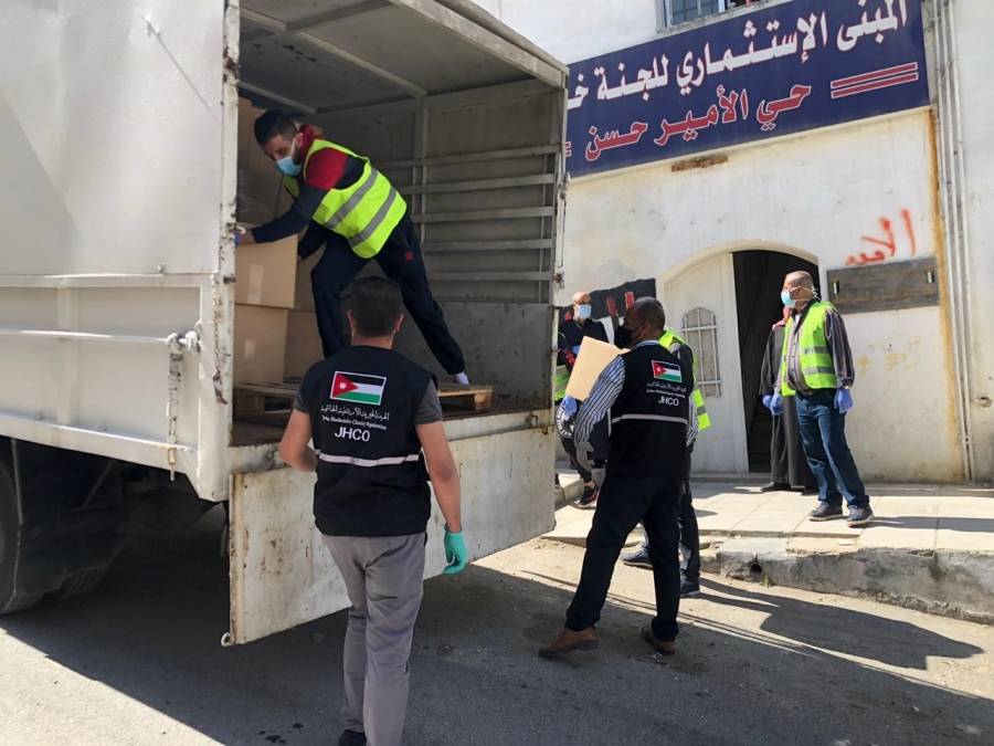 الهيئة الخيرية الهاشمية توزع طرود غذائية في مخيم النصر