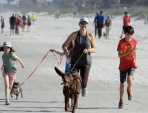 السلطات في فلوريدا تتفاجأ بإزدحام الآلآف بعد فتح الشاطئء  بساعة