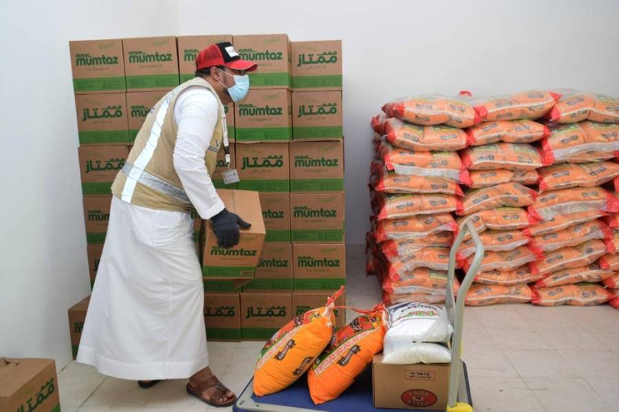 مؤسسة حميد بن راشد الخيرية توزع المير الرمضاني على المستحقين