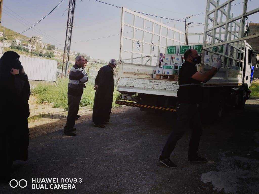 مركز الملك سلمان للإغاثة يوزع (22) طناً من السلال  الغذائية على الاسر العفيفة في الأردن