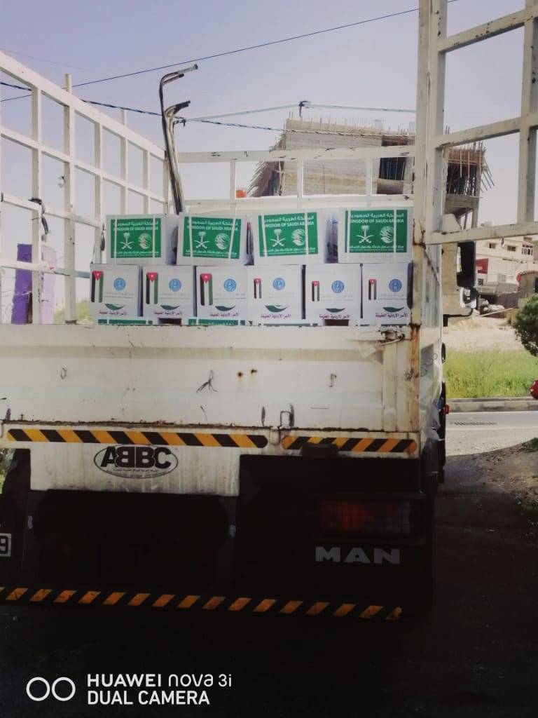 مركز الملك سلمان للإغاثة يوزع (22) طناً من السلال  الغذائية على الاسر العفيفة في الأردن