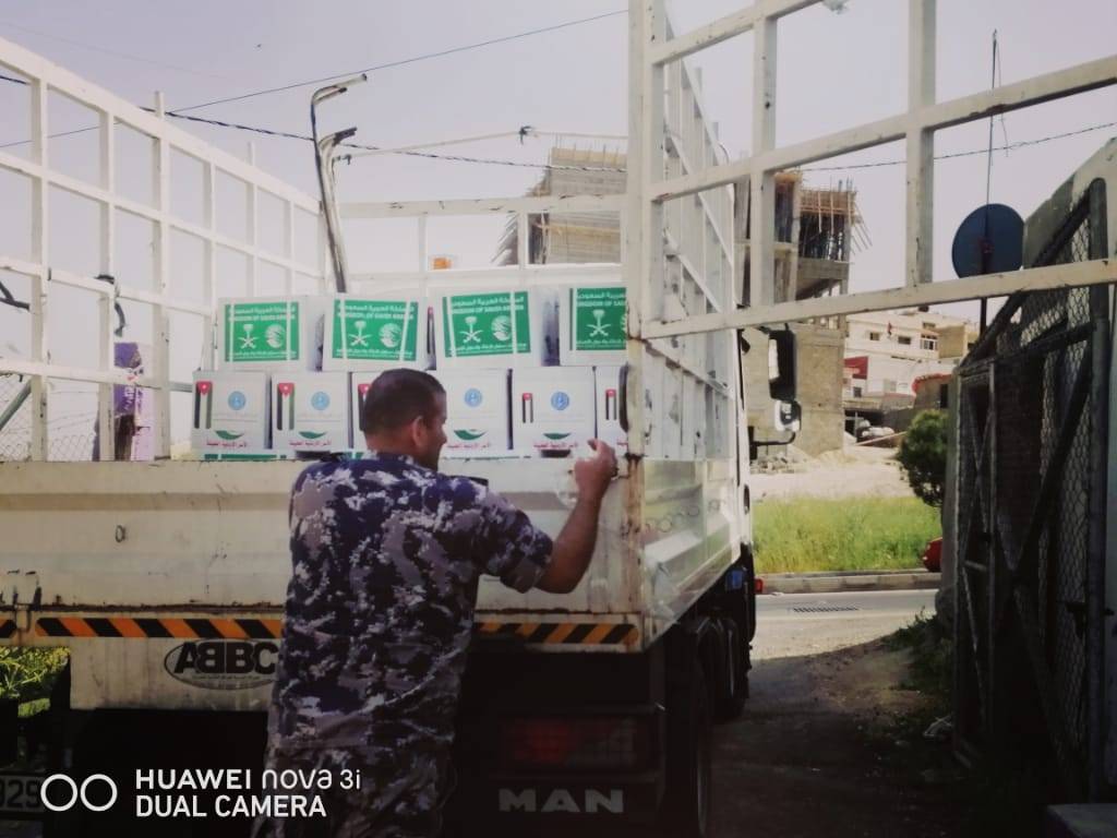 مركز الملك سلمان للإغاثة يوزع (22) طناً من السلال  الغذائية على الاسر العفيفة في الأردن