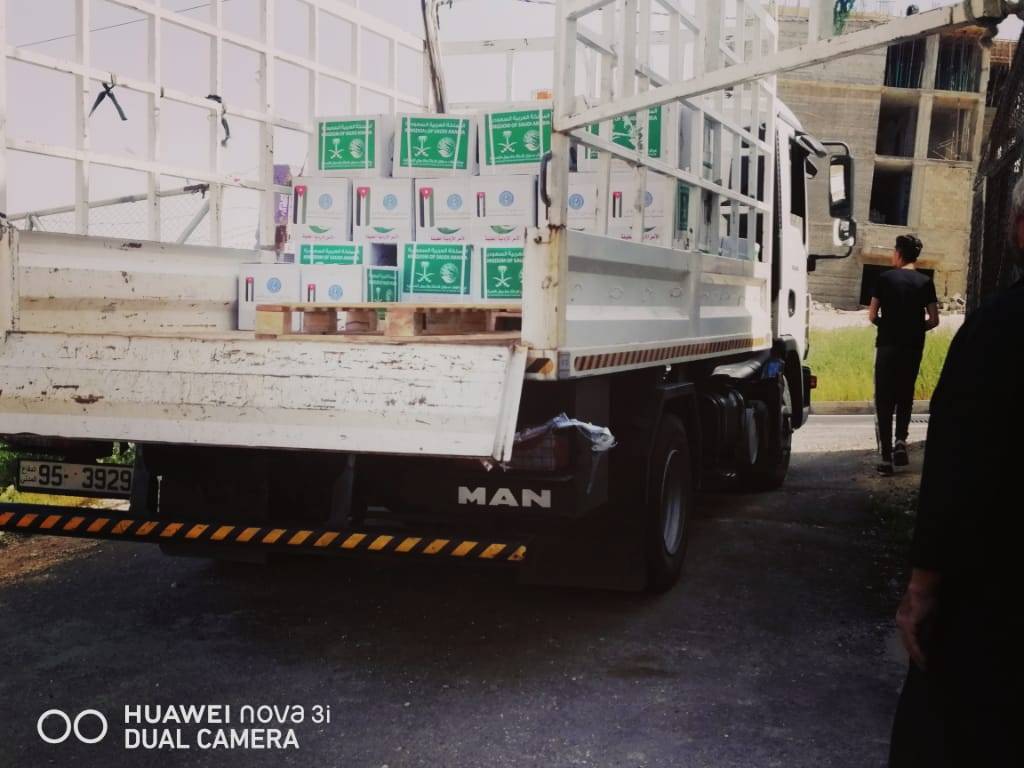 مركز الملك سلمان للإغاثة يوزع (22) طناً من السلال  الغذائية على الاسر العفيفة في الأردن