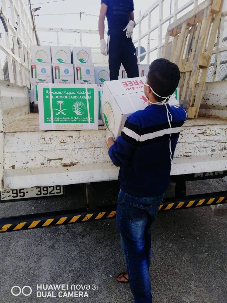 مركز الملك سلمان للإغاثة يوزع (22) طناً من السلال  الغذائية على الاسر العفيفة في الأردن