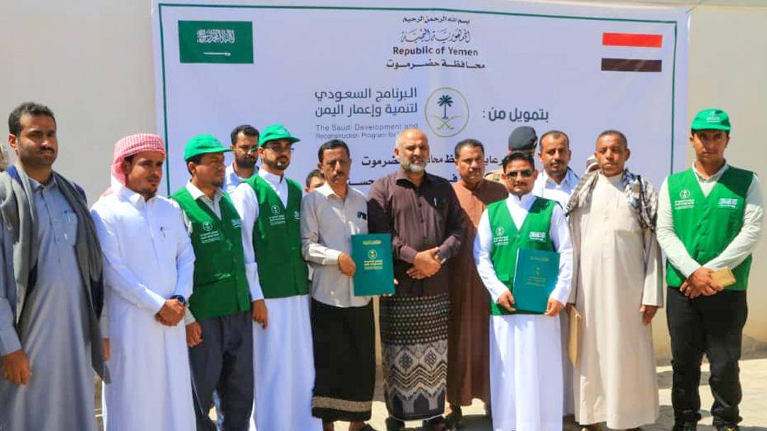 «إعمار اليمن» يدشن مشروعاً طبياً في حضرموت ويضع حجر أساس مشروع تعليمي بالمحافظة