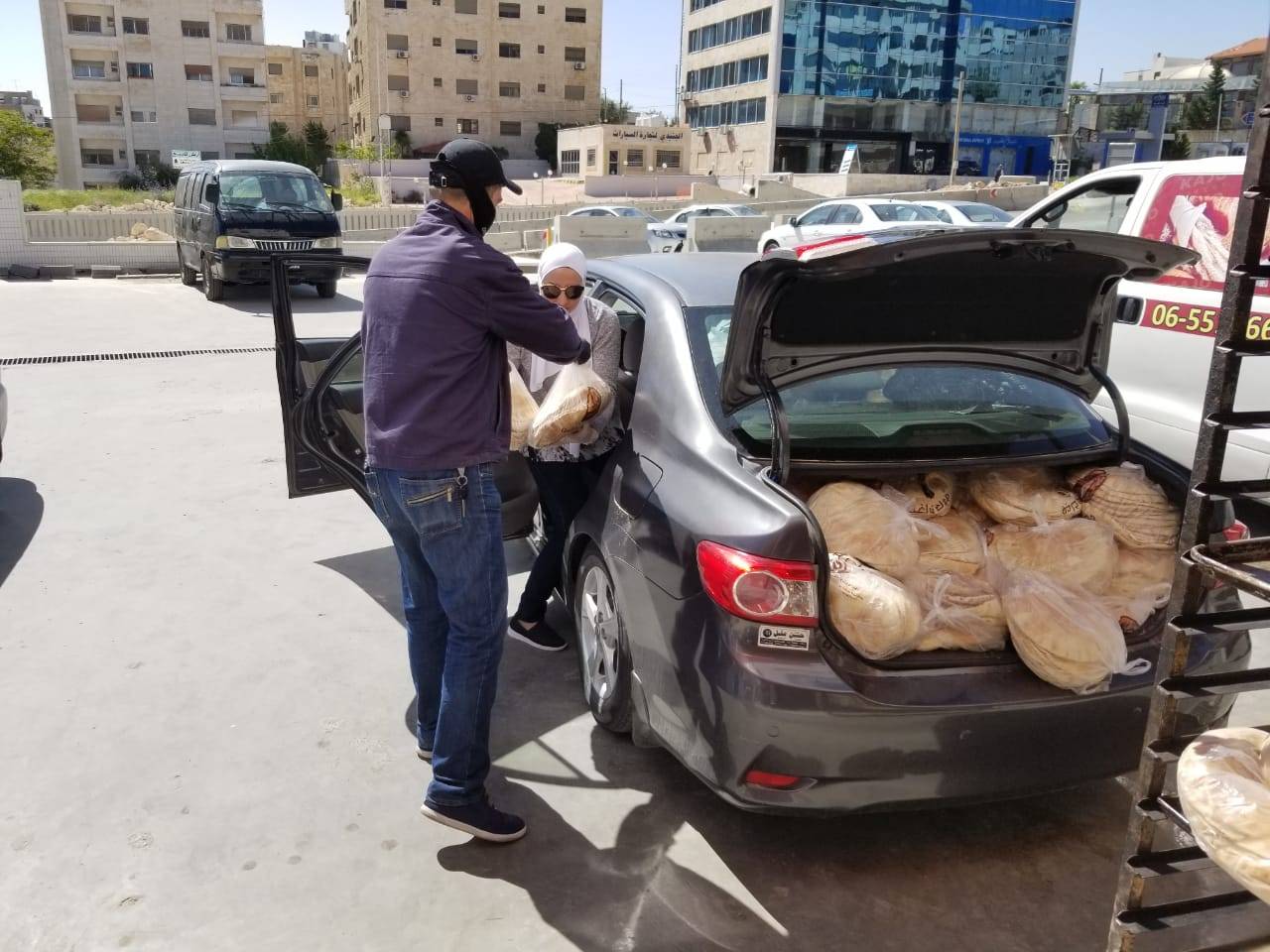 حزب الشعلة الأردني يوزع الخبز على الأسر العفيفة وعمال المياومة 