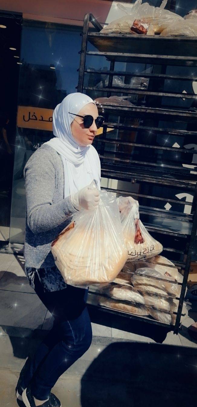 حزب الشعلة الأردني يوزع الخبز على الأسر العفيفة وعمال المياومة 