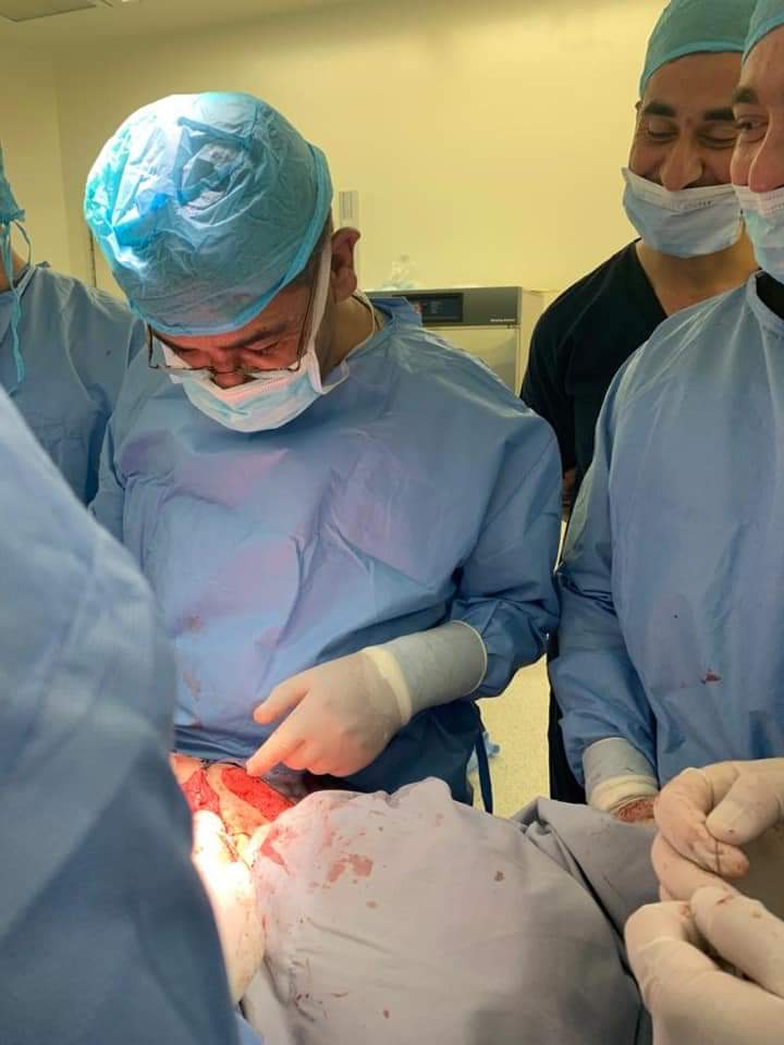 نجاح عمليه جراحية نادرة ومعقدة لفتاة ثلاثينية في مستشفى الأمير هاشم العسكري .. صور
