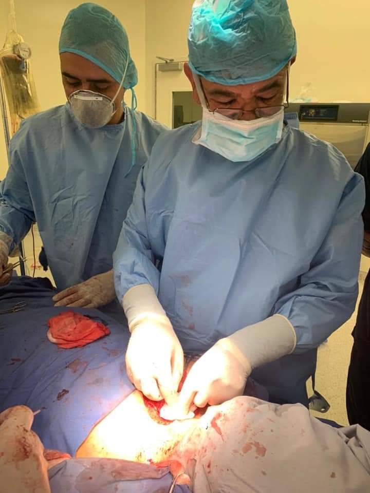 نجاح عمليه جراحية نادرة ومعقدة لفتاة ثلاثينية في مستشفى الأمير هاشم العسكري .. صور