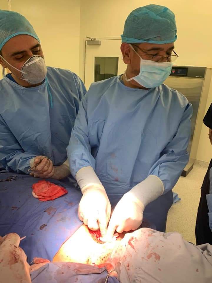 نجاح عمليه جراحية نادرة ومعقدة لفتاة ثلاثينية في مستشفى الأمير هاشم العسكري .. صور