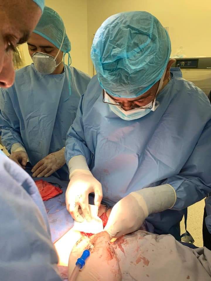 نجاح عمليه جراحية نادرة ومعقدة لفتاة ثلاثينية في مستشفى الأمير هاشم العسكري .. صور