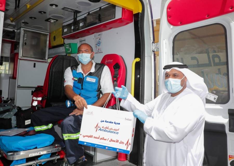 مجموعة القيسي  تهدي  60 جهازا تعليميا ( عن بعد ) لموظفي إسعاف دبي