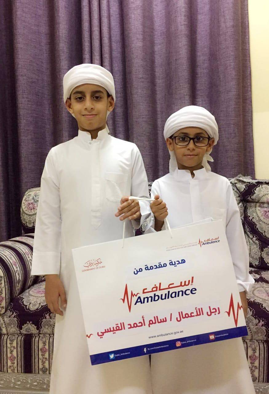 مجموعة القيسي  تهدي  60 جهازا تعليميا ( عن بعد ) لموظفي إسعاف دبي