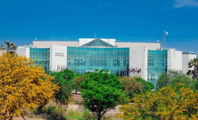 جـامعـة الإسراء توزع طـرود الخير على مستحقيها خلال شــهر رمضان المبارك