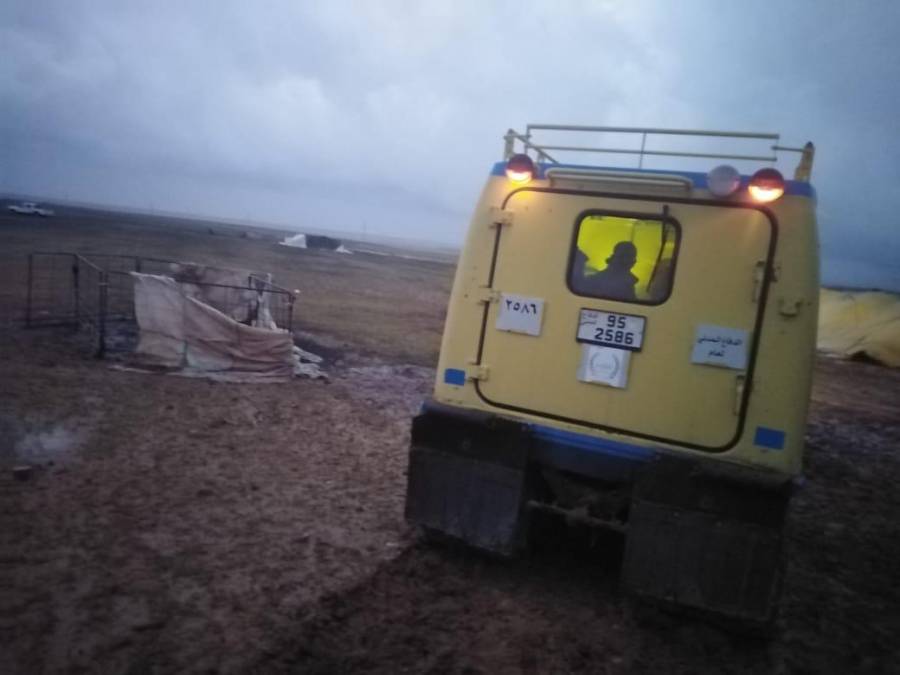 كوادر الدفاع المدني تقطع 4 كم من السيول لانقاذ 8 اشخاص داهمتهم السيول بمعان .. فيديو