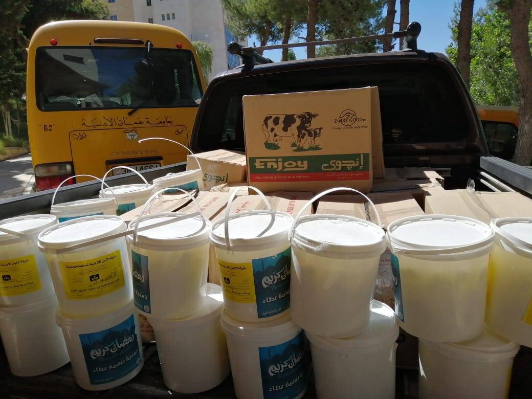 جامعة عمان الأهلية توزع طرود الخير على الأسر العفيفة في البلقاء