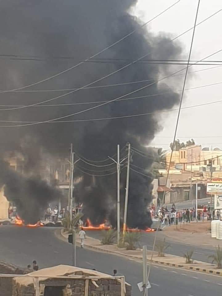 اعمال شغب وعنف وإغلاق طرق في الازرق