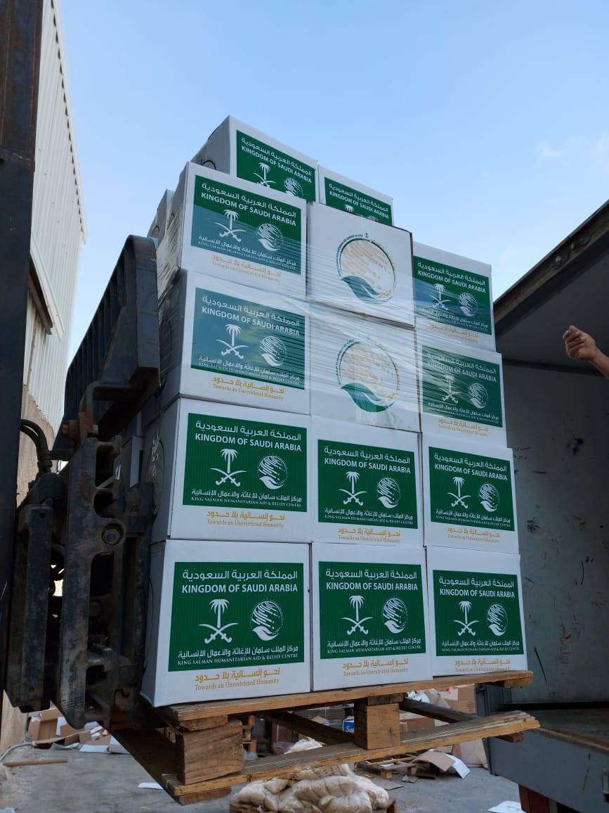 مركز الملك سلمان للإغاثة يوزع 40 طناً من السلال الغذائية للأسر العفيفة في الأردن