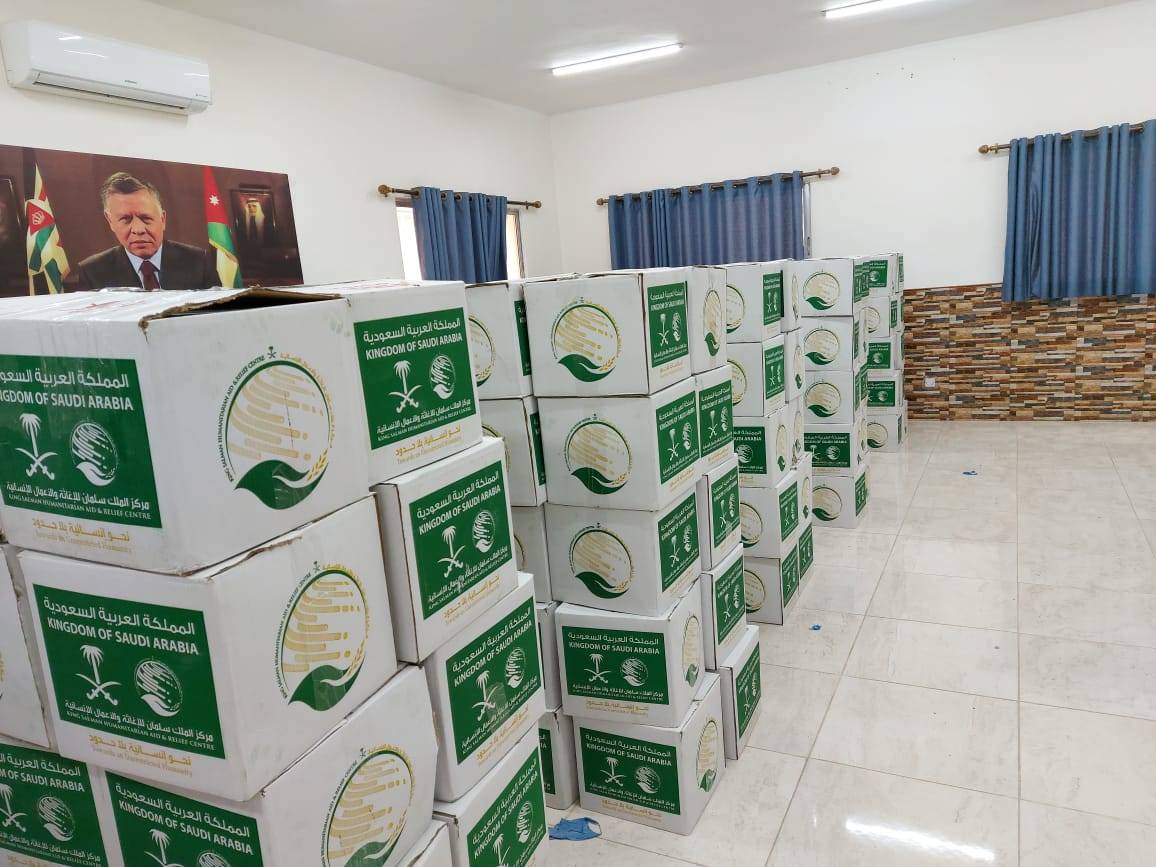 مركز الملك سلمان للإغاثة يوزع 40 طناً من السلال الغذائية للأسر العفيفة في الأردن