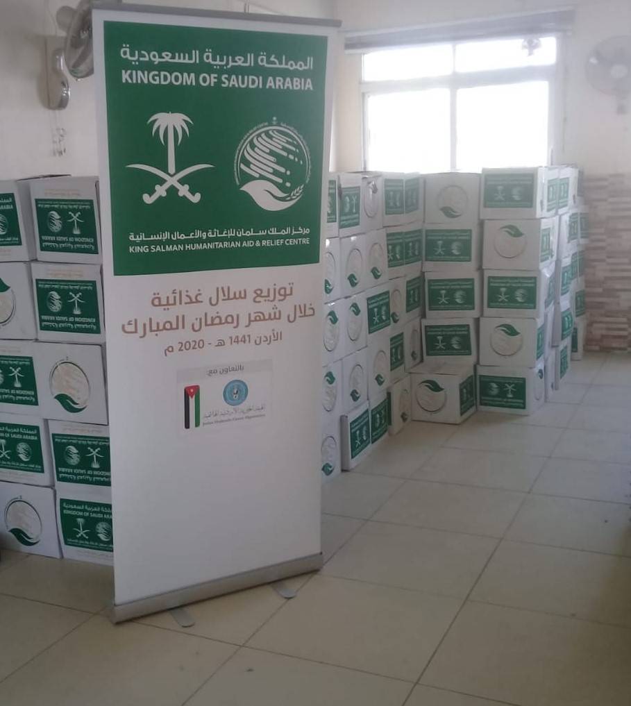 مركز الملك سلمان للإغاثة يوزع 40 طناً من السلال الغذائية للأسر العفيفة في الأردن