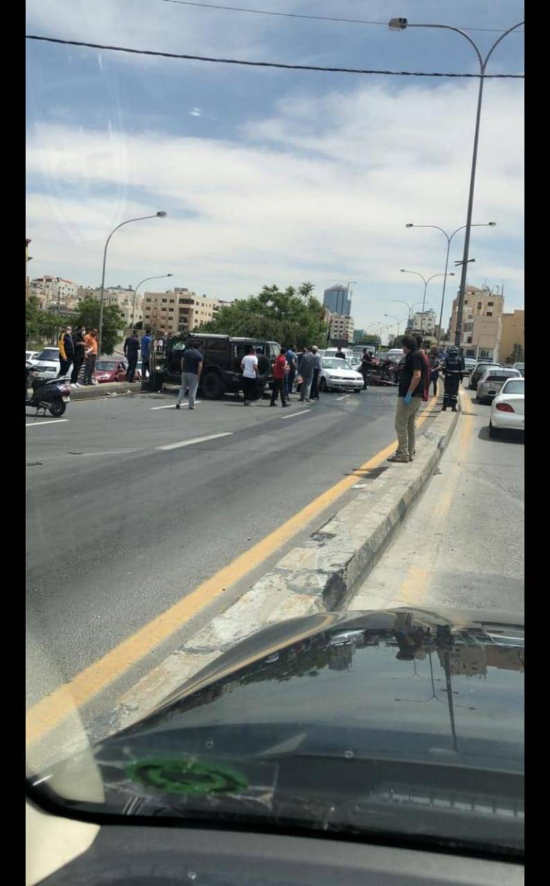 حادث سير في شارع المدينه المنورة