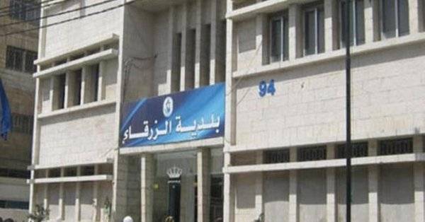 رئيس بلدية الزرقاء ينتقد اعمال الحفريات العشوائية لمقاولي سلطة المياه بشوارع الزرقاء