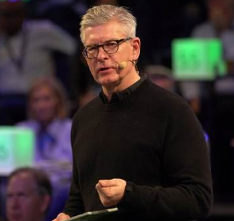 الرئيس التنفيذي لشركة إريكسون: خدمات الاتصال تكتسب أهمية قصوى أكثر من أي وقت مضى