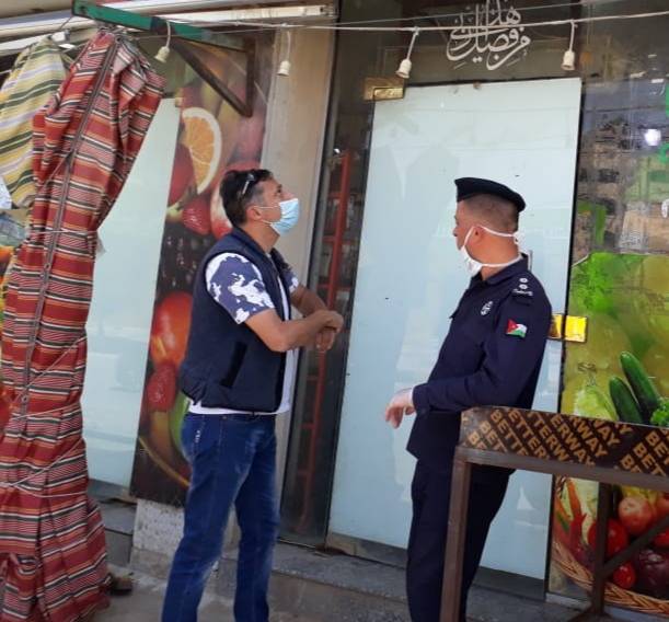 بلدية الزرقاء تغلق احد اكبر مولات الخضار والفواكة لعدم التقيد بشروط الوقاية والسلامة العامة