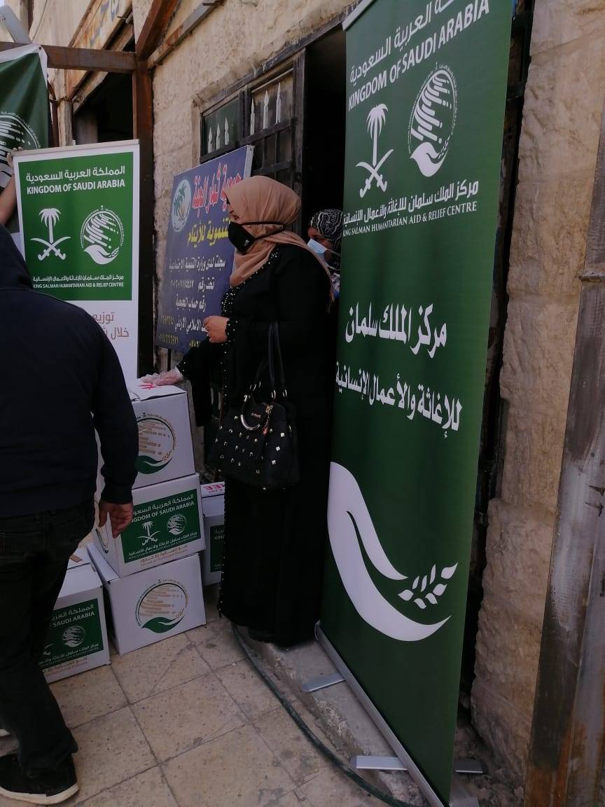 مركز الملك سلمان للإغاثة يوزع اكثر من 6 الاف سلة غذائية رمضانية في المحافظات الأردنية