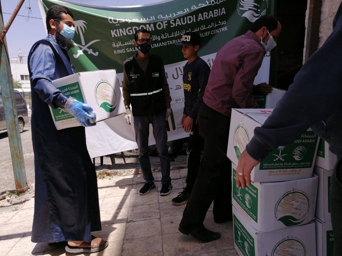 مركز الملك سلمان للإغاثة يوزع اكثر من 6 الاف سلة غذائية رمضانية في المحافظات الأردنية