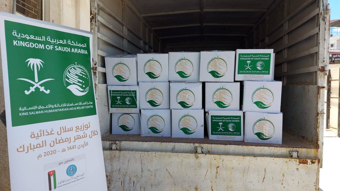 مركز الملك سلمان للإغاثة يوزع اكثر من 6 الاف سلة غذائية رمضانية في المحافظات الأردنية