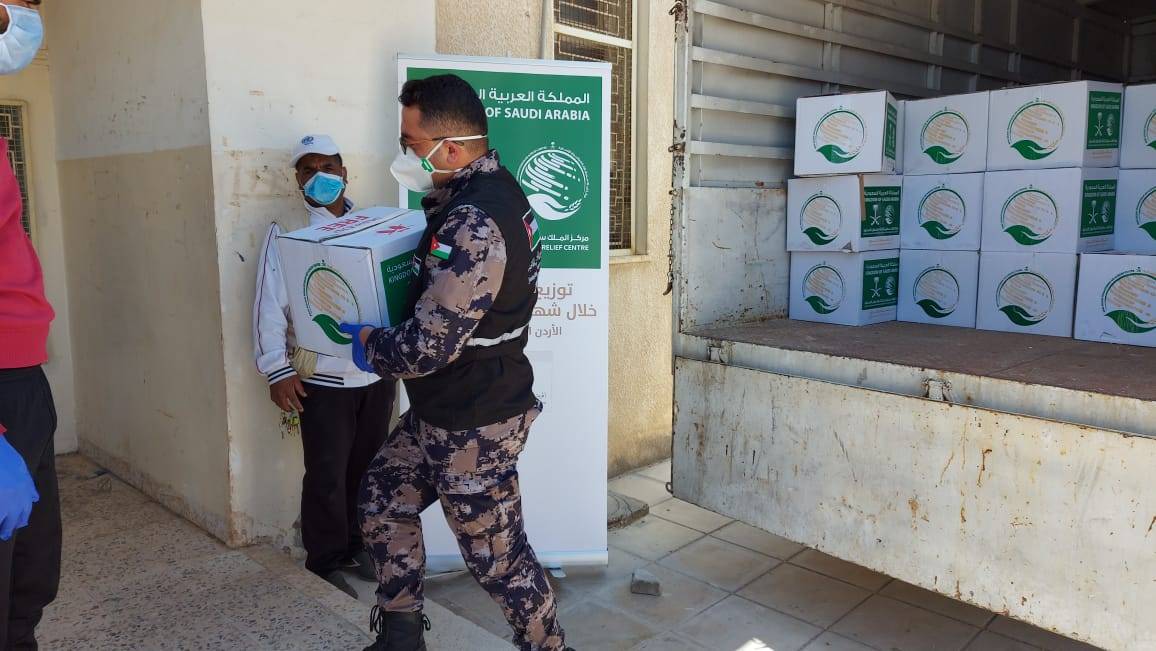 مركز الملك سلمان للإغاثة يوزع اكثر من 6 الاف سلة غذائية رمضانية في المحافظات الأردنية