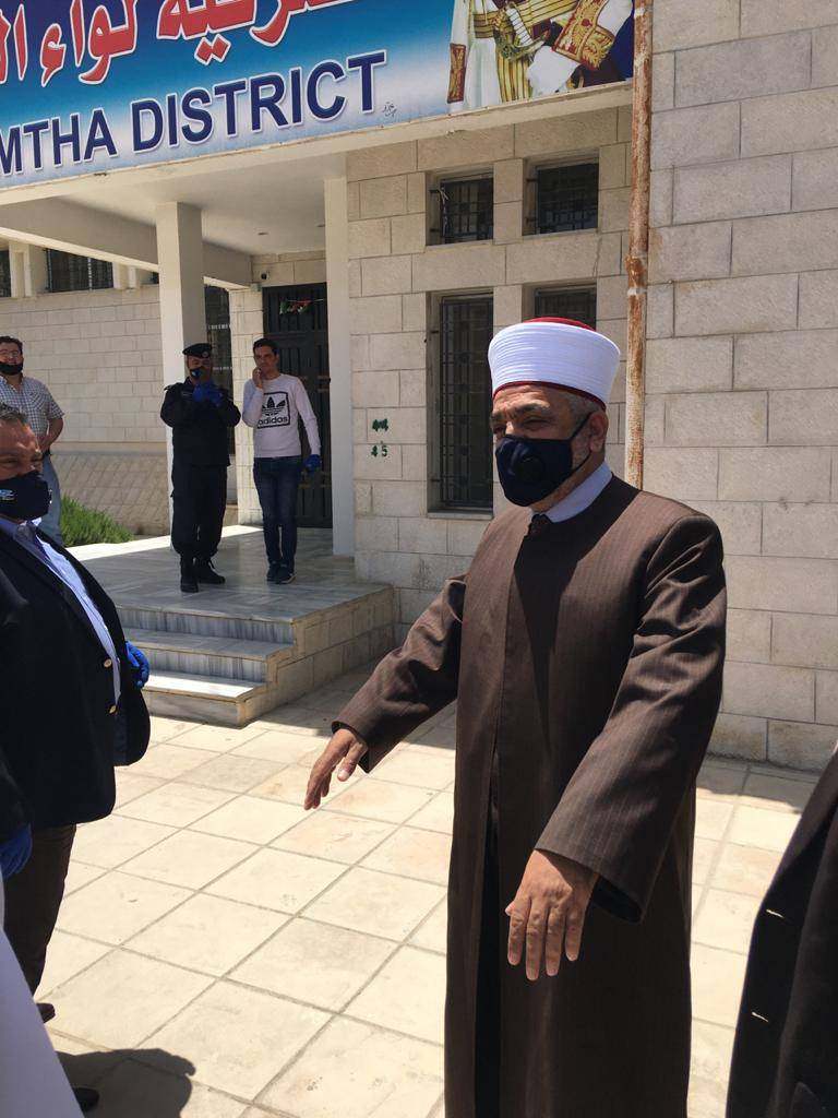 وزير الاوقاف يزور لواء الرمثا في جولة تفقدية للأسر العفيفة .. صور