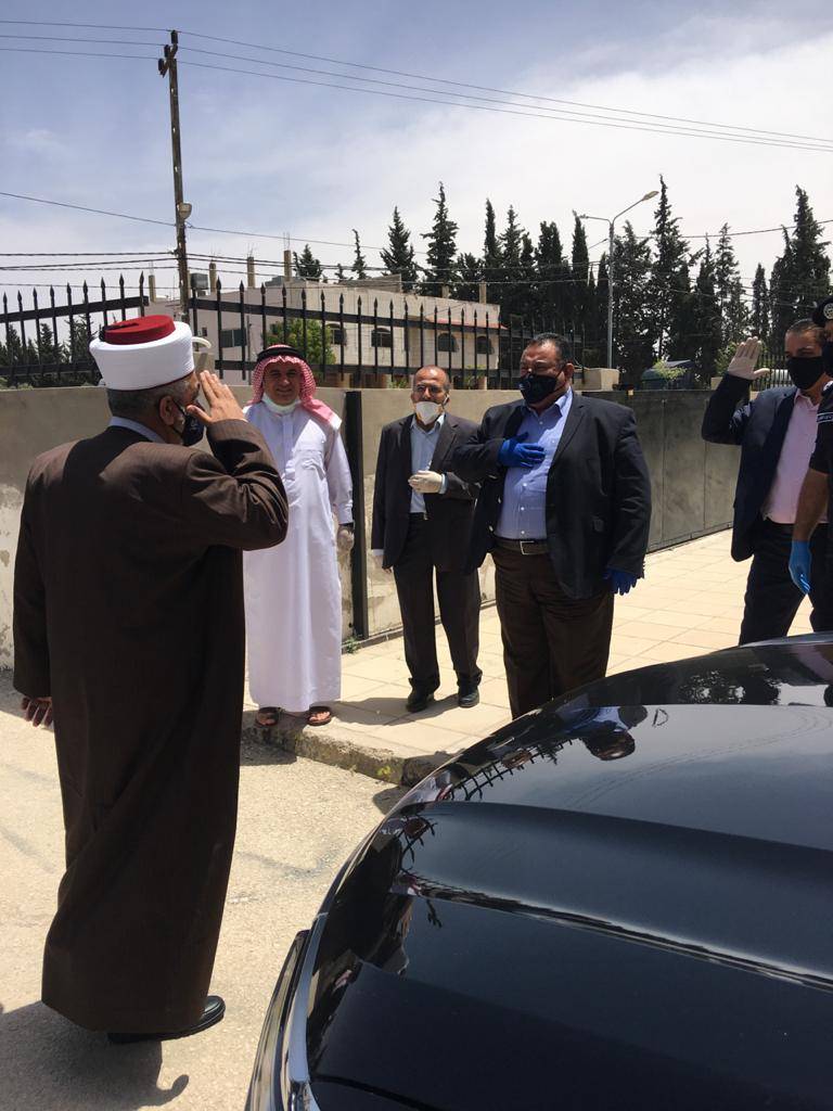 وزير الاوقاف يزور لواء الرمثا في جولة تفقدية للأسر العفيفة .. صور