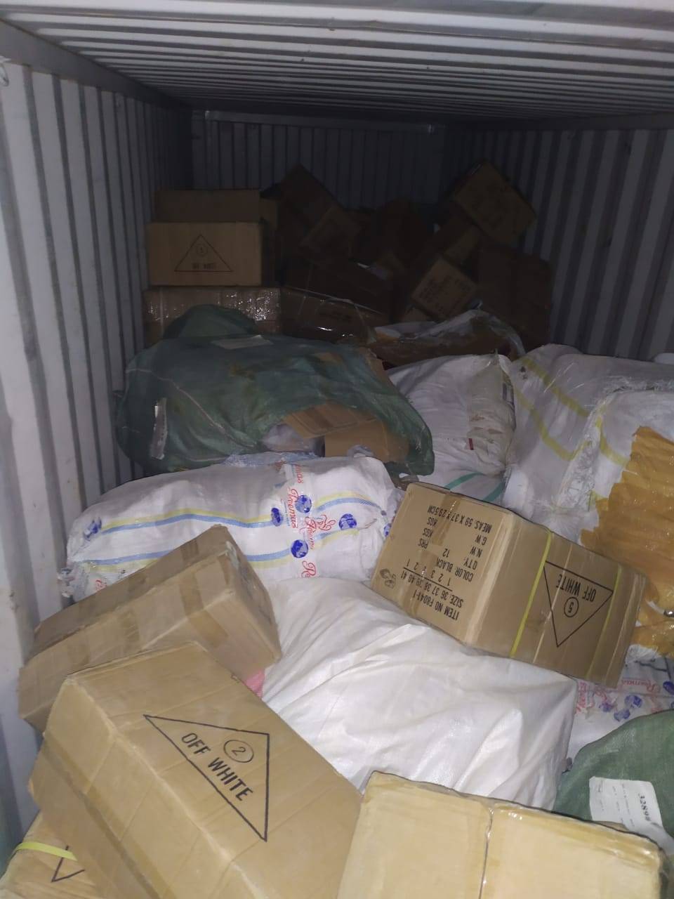 الجمارك تضبط حاوية محملة ببضائع مختلفة 