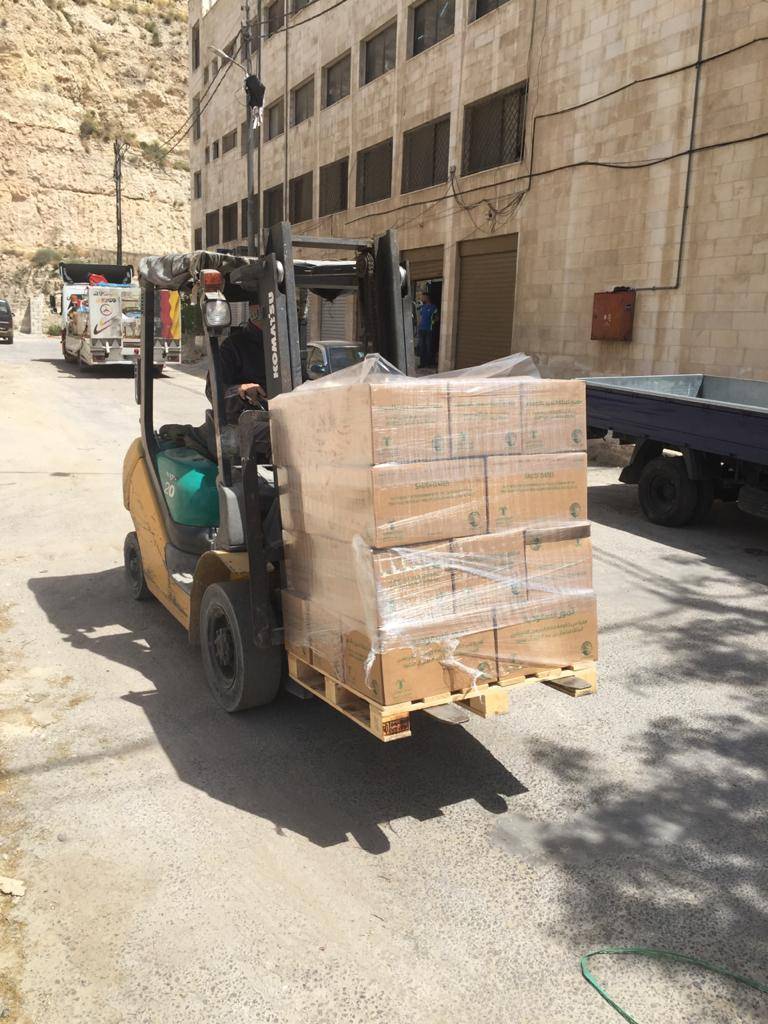 وزارة الشؤون الإسلامية السعودية توزع شحنة من هدية الملك سلمان على الأسر العفيفة بالأردن