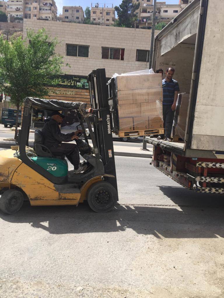وزارة الشؤون الإسلامية السعودية توزع شحنة من هدية الملك سلمان على الأسر العفيفة بالأردن