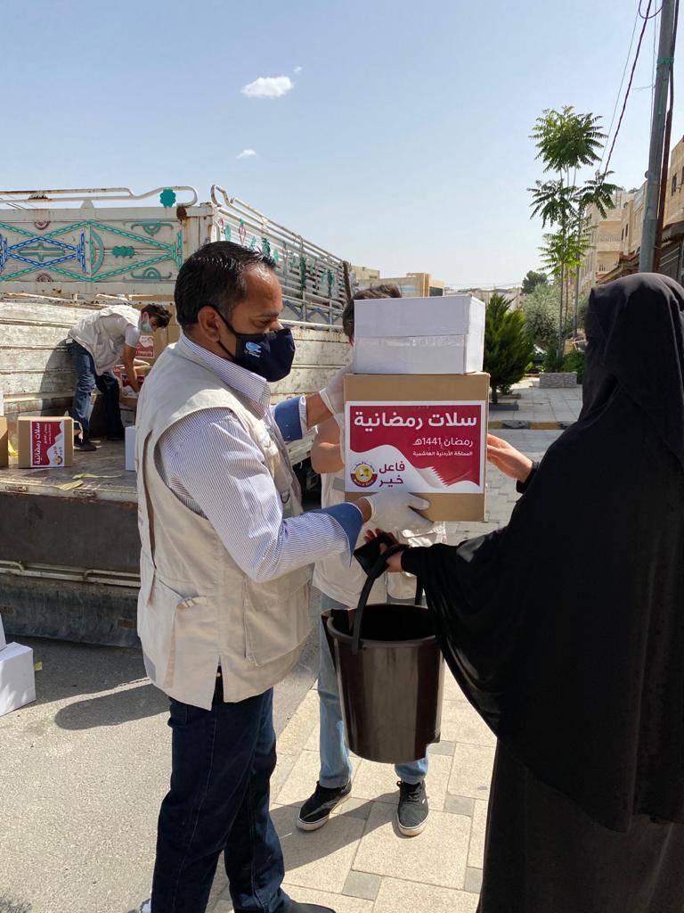 السفير القطري يشرف على توزيع طرود خير على محتاجين .. صور