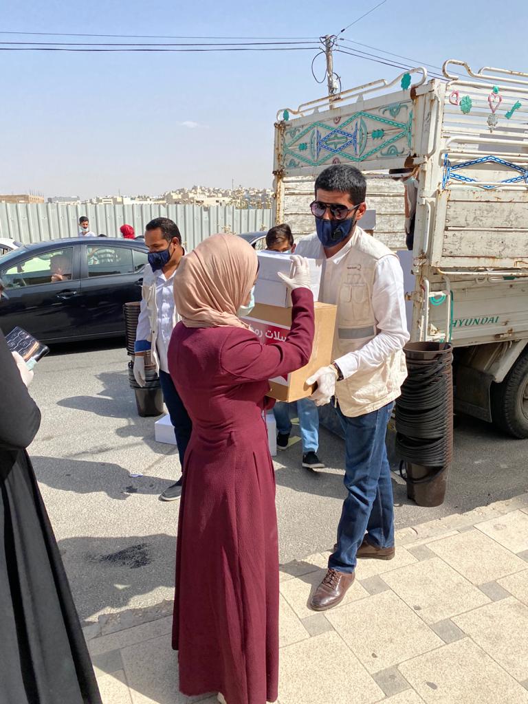 السفير القطري يشرف على توزيع طرود خير على محتاجين .. صور 