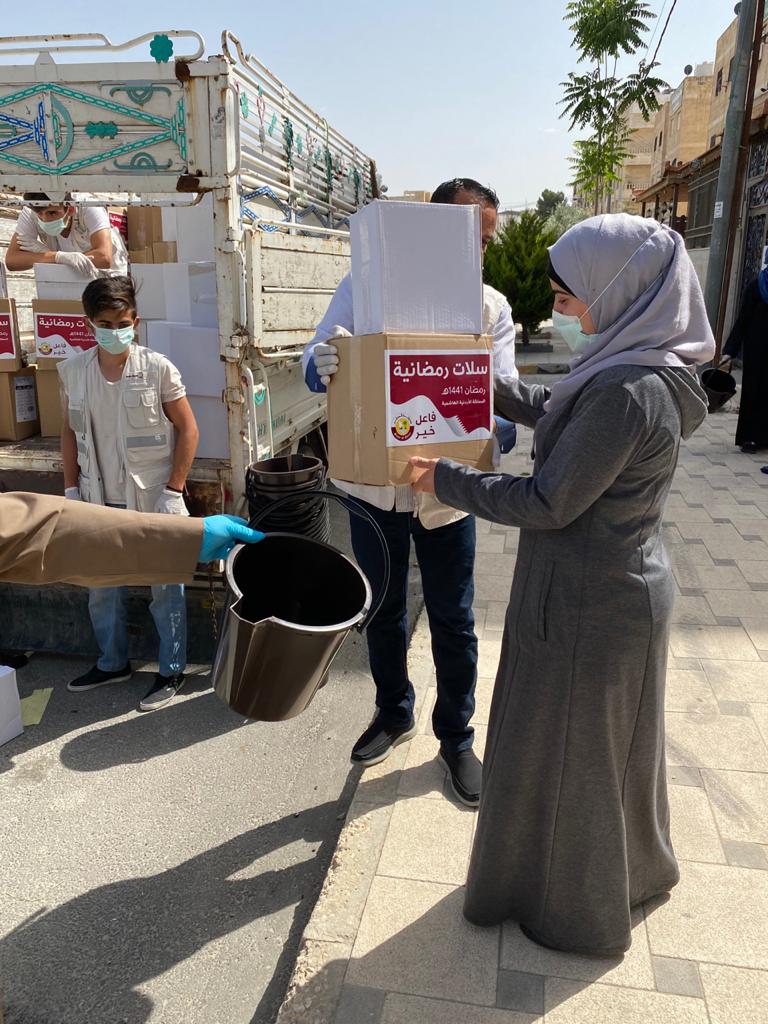 السفير القطري يشرف على توزيع طرود خير على محتاجين .. صور 