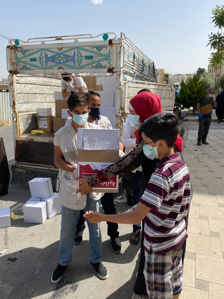 السفير القطري يشرف على توزيع طرود خير على محتاجين .. صور 