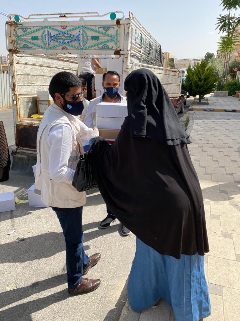 السفير القطري يشرف على توزيع طرود خير على محتاجين .. صور 