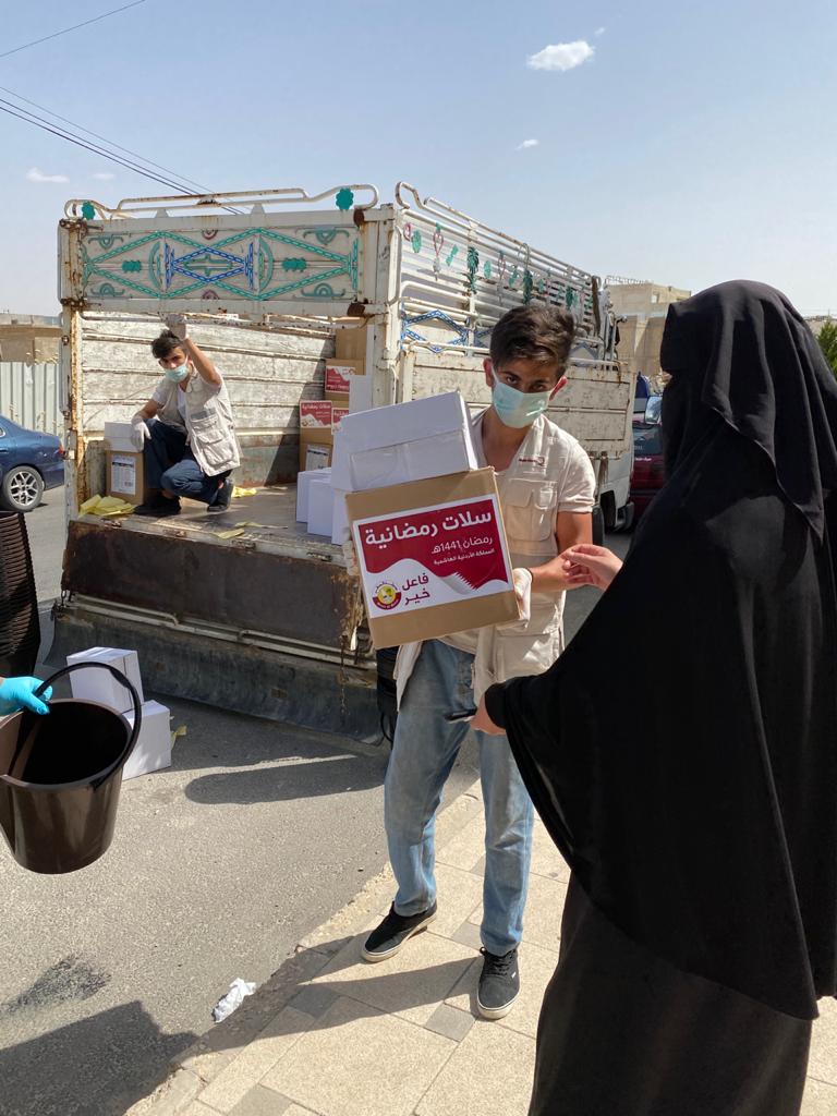 السفير القطري يشرف على توزيع طرود خير على محتاجين .. صور 