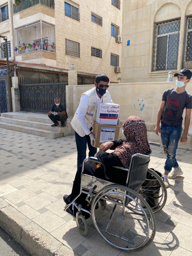 السفير القطري يشرف على توزيع طرود خير على محتاجين .. صور 